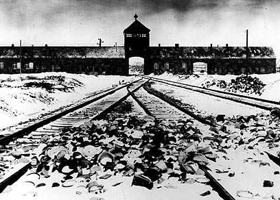 מחנה ההשמדה אושוויץ. תופעה ייחודית בהיסטוריה  (צילום: AP) (צילום: AP)