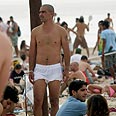 משתכשך במימי הים התיכון   