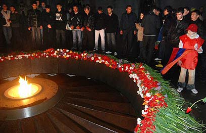 טקס זיכרון בארמניה לזכר קורבנות רצח העם (צילום: AFP) (צילום: AFP)