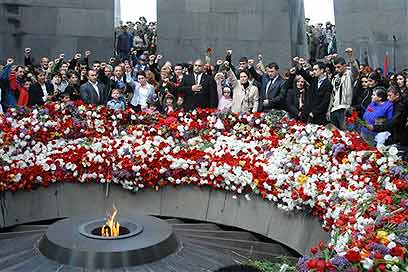טקס זיכרון לטבח הארמנים. סרקוזי: "להישיר עיניים להיסטוריה" (צילום: AP) (צילום: AP)