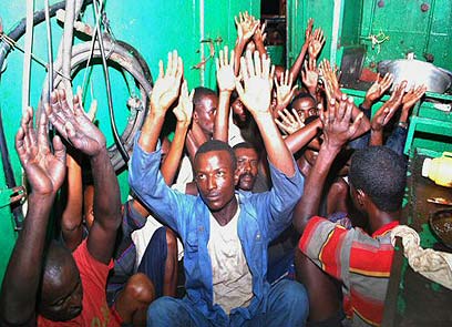 פיראטים סומלים שנעצרו בידי כוח נאט"ו (צילום: AFP) (צילום: AFP)