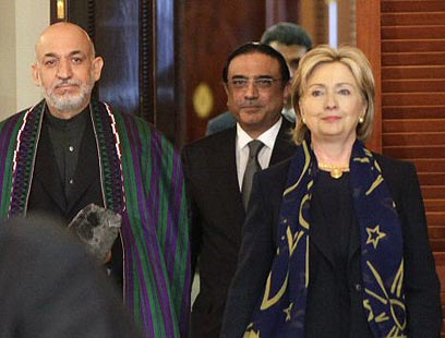 זרדרי בין הילרי קלינטון לנשיא אפגניסטן, חמיד קרזאי (צילום: רויטרס) (צילום: רויטרס)