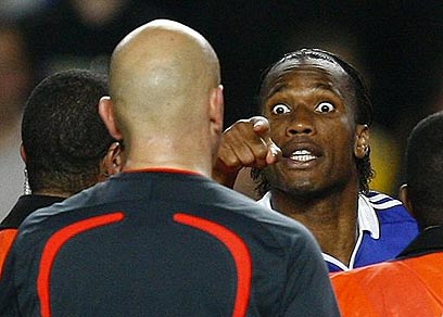 דרוגבה ואוברבו, במשחק ההוא מ-2009. אלבס: "לא השופט הכריע" (צילום: רויטרס) (צילום: רויטרס)