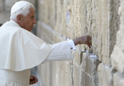 פתק בינלאומי בכותל. האפיפיור בנדיקטוס ה-16 (צילום: AFP) (צילום: AFP)