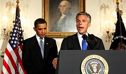 "שירתי תחת נשיא דמוקרטי בעוד רומני גייס כסף". הנטסמן ואובמה (צילום: AP) (צילום: AP)