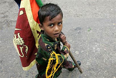 ילד במלחמת האזרחים בסרי לנקה (צילום: AP) (צילום: AP)