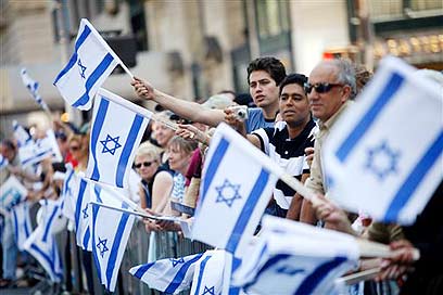 Israel supporters in New York waving Israeli flags. (Photo: AP)