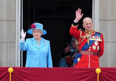 המלכה אליזבת והנסיך פיליפ בארמון (צילום: רויטרס) (צילום: רויטרס)