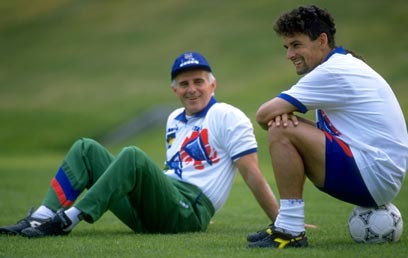 אריגו סאקי בימיו כמאמן נבחרת איטליה. מזהים את השחקן מימין? (צילום: Gettyimages imagebank) (צילום: Gettyimages imagebank)