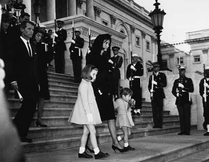 רעייתו וילדיו של קנדי בהלווייתו (צילום: Getty Images image bank) (צילום: Getty Images image bank)