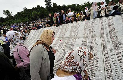 נשים מוסלמיות מתאבלות על נרצחי סרברניצה (צילום: AFP) (צילום: AFP)
