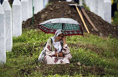 מלחמות הבלקן הותירו צלקות רבות. קברי קורבנות הטבח בסרברניצה (צילום: רויטרס) (צילום: רויטרס)