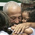 האיחוד עם מרגש עם אשתו ובתו   