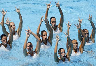 שחייה צורנית. ענף בו מתחרות נשים בלבד (צילום: רויטרס) (צילום: רויטרס)