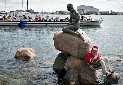 פסל בת הים הקטנה בקופנהגן. לא קיימת, כמו סנטה קלאוס (צילום: AFP) (צילום: AFP)