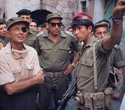 שר הביטחון דיין ואלוף פיקוד מרכז זאבי בסיור בחברון ב-1969 (צילום: דוד רובינגר) (צילום: דוד רובינגר)