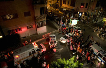 אמבולנסים ושוטרים זרמו למרכז תל אביב, והרוצח ברח (צילום: AFP) (צילום: AFP)