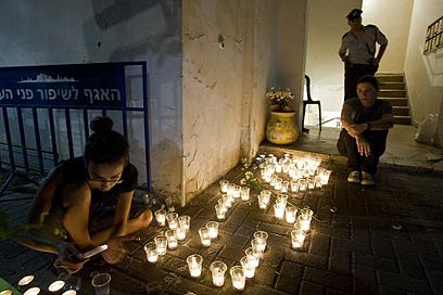 אבל במרכז הגאה. ניר וליז נרצחו, אבל למה? (צילום: AFP) (צילום: AFP)