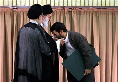 Ahmadinejad kisses Khamenei's hand (Photo: AP)