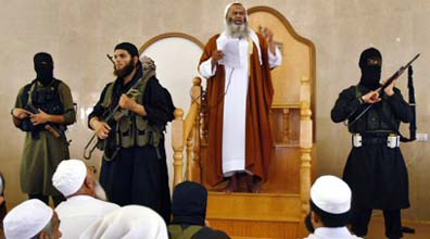 המטיף עבד אל-לטיף מוסא עם שומרי ראשו (צילום: רויטרס) המטיף עבד אל-לטיף מוסא עם שומרי ראשו (צילום: רויטרס)