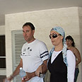 רוני חן וחיים זנאתי יוצאים מביתו של דודו טופז לאחר התאבדותו