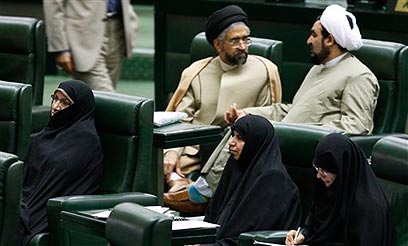 בפרלמנט האיראני. לאחמדינג'אד יש עוד צרות חוץ מהגרעין (צילום: AP) (צילום: AP)