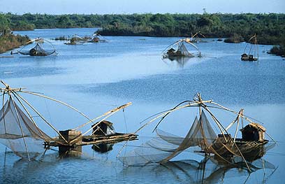 סירות דייגים בנהר המקונג בקמבודיה ()