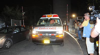 אמבולנס מגיע הלילה למרכז רבין (צילום: ירון ברנר)