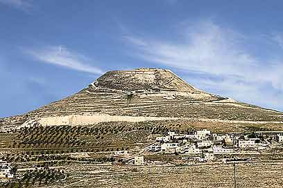 הגבעה המלאכותית שבנה הורדוס לאחוזת קברו. ההרודיון (צילום: רון פלד) (צילום: רון פלד)