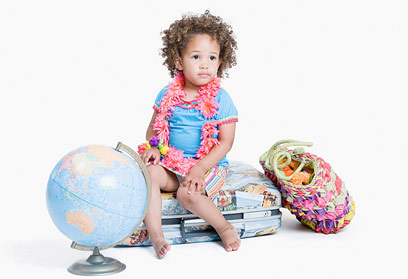 לא רק בגדים וצעצועים במזוודה של הילדים (צילום: Jupiter) (צילום: Jupiter)