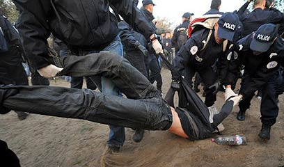 פינוי בכוח של מהגרים לא חוקיים בקאלה שבצרפת (צילום: AFP) (צילום: AFP)
