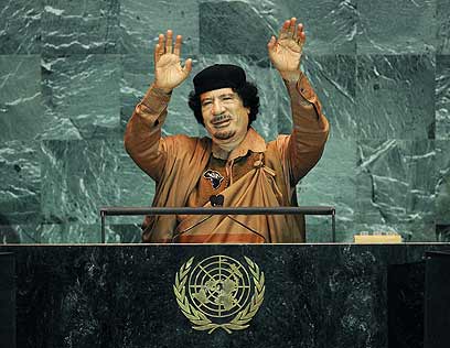שיא ההשפלה: קדאפי מקלס את המערב בעצרת הכללית של האו"ם (צילום: AFP) (צילום: AFP)
