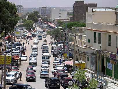 אחד מענפי הכלכלה במדינה הענייה - פיראטיות. הרגייסה, בירת סומלילנד (צילום: mct) (צילום: mct)