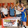 אורנית שוורץ עם הגביע