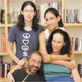 מימין: טלי, גל, זהר ויורם סבו. "שאלתי את עצמי איפה טעיתי בחינוך הילדות שלי..."