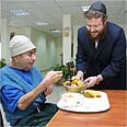 סועדים בבית תמחוי (ארכיון. למצולמים אין קשר לכתבה)
