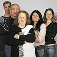 "משפחת ישראלי". מימין: הבת ליזה, אמא לאה, סבתא עליזה, אבא שלומי והבן אסי