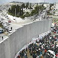 מפגינים נגד החומה באבו דיס