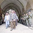מתפללים בכניסה להר הבית. מתפללים בכניסה להר הבית.
