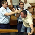 אשר אילוז בבית המשפט. "אתה רוצח ילדים!"