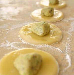  יוצרים כדור קטן מהמילוי ומניחים במרכז העיגול (דניה זגדון)