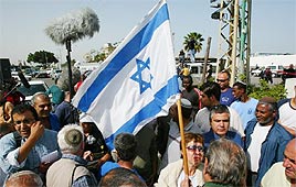 מחוץ לכלא שקמה ואנונו שחרור הפגנה שלטים