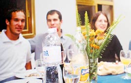 סמל איתן ניומן (משמאל) באירוע משפחתי 