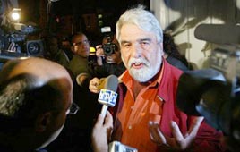 פיטר הונאם עם שחרורו