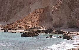 המפולת. השביל ממשיך לעבור שם