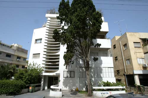 Restored Bauhaus-style building in Tel Aviv (Photo: Zvika Tishler)