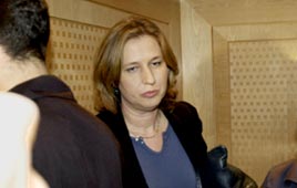 ציפי ליבני מגיעה למלון קרלטון