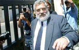 בני אלון מגיע לישיבת הממשלה