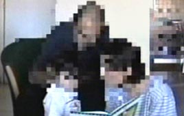 התינוק עם הוריו המאמצים