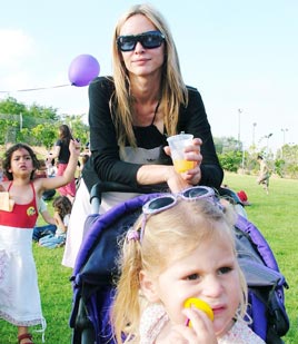 אביטל דיקר עם הילדות